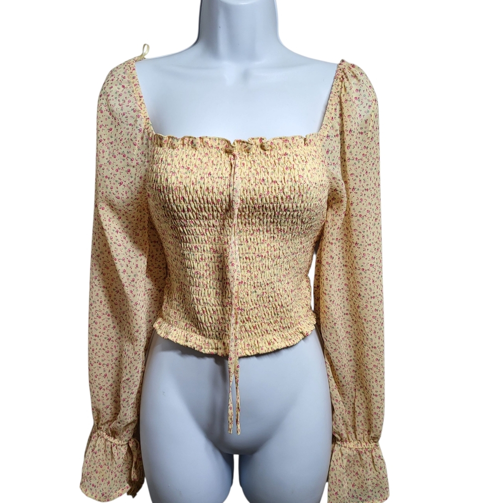 Cloud Ten ruched top Floral, long puff sleeves and elastic at the cuffs,